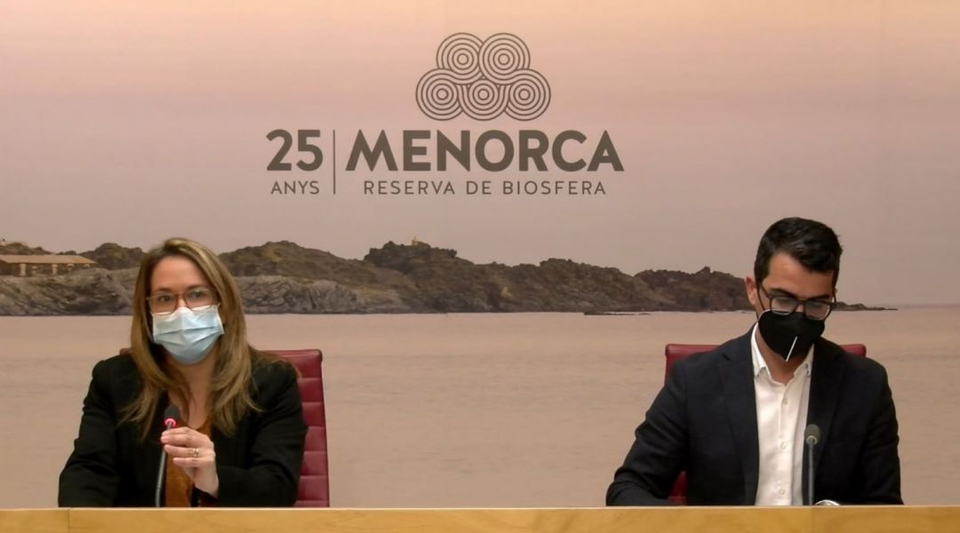 May be an image of 2 persones i text que diu '25 MENORCA ANYS RESERVA DE BIOSFERA'