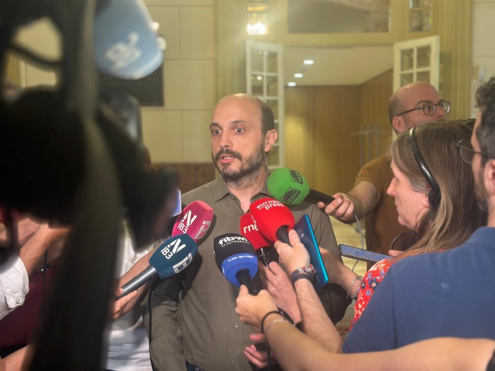 El diputat Carles Bona fa declaracions en acabar la Comissió de l'Estatut del diputat