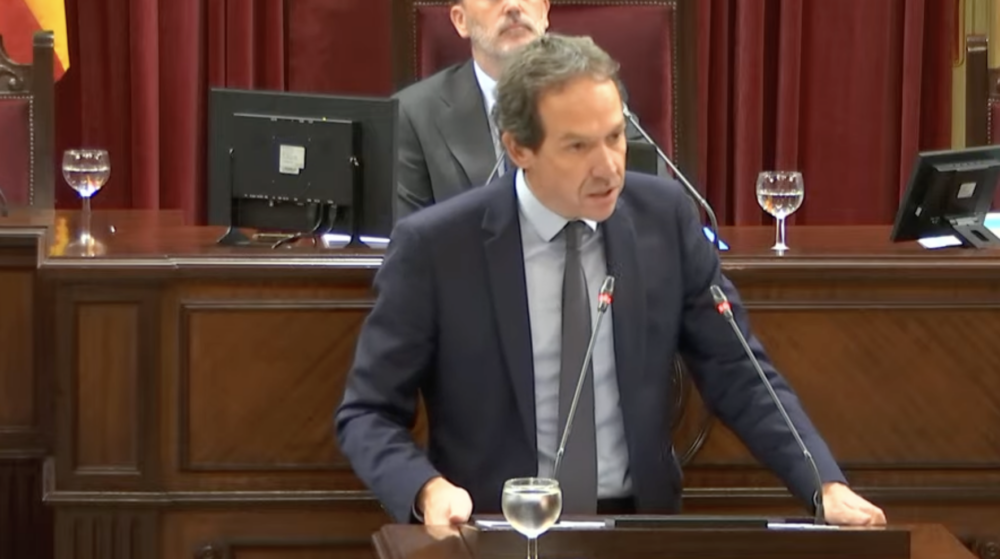 Marc Pons, durant la seva intervenció de la compareixença del conseller Mateo