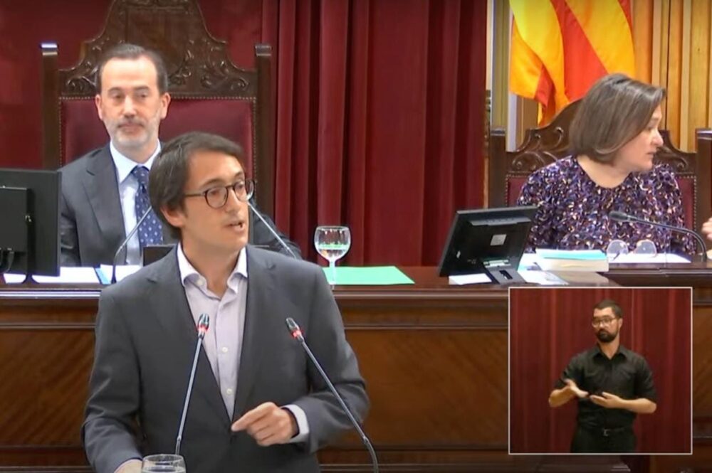 Iago Negueruela, defensant el vot contrari al Decret Llei de Turisme del PP